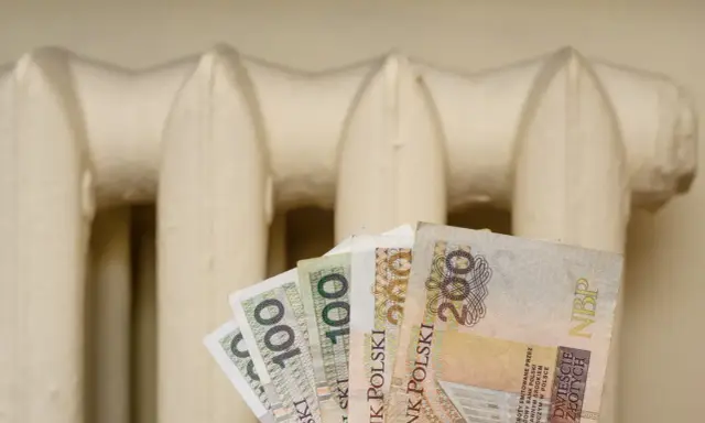 Pieniądze na tle grzejnika. Czy to zapowiedź bonu energetycznego 2026?