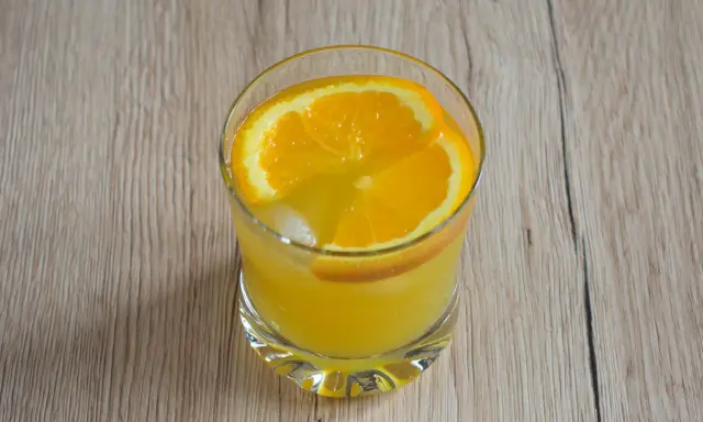Whisky z colą: Kaloryczność i sekret na -100 kcal w drinku