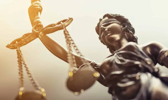 De Vrouwe Justitia met weegschaal, symbool voor gerechtigheid. Een kroongetuige kan cruciaal zijn in een zaak.