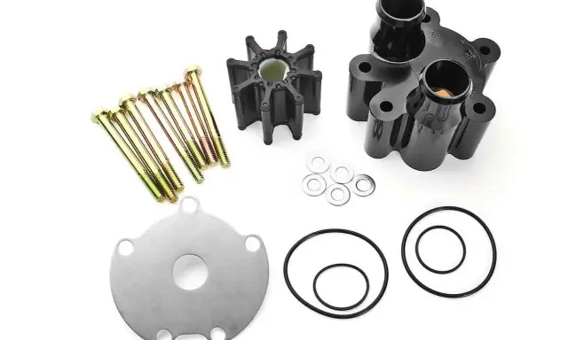 Kit pour changer turbine moteur hors bord Mercury 2 temps : turbine, carter, vis, rondelles et joints.