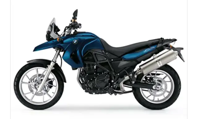 Niebieski motocykl BMW F 650 GS, idealny do podróży. Sprawdź jego dane techniczne!