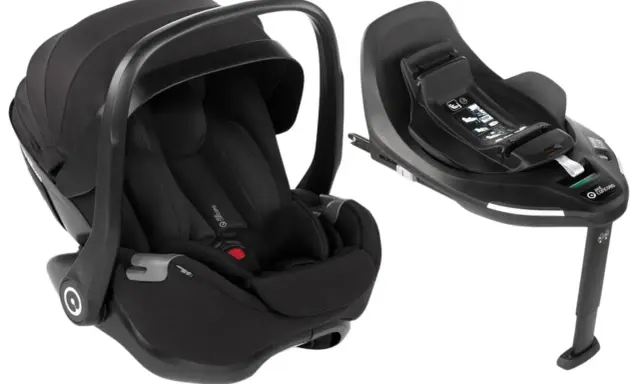 Czarny fotelik samochodowy Concord Transformer z bazą ISOFIX.