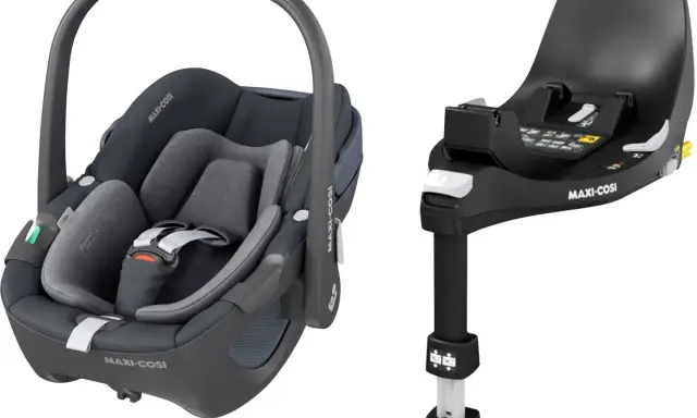 Szary fotelik samochodowy Maxi-Cosi i czarna baza Isofix. Bezpieczna podróż dla malucha dzięki tej niezawodnej bazie do Maxi-Cosi.