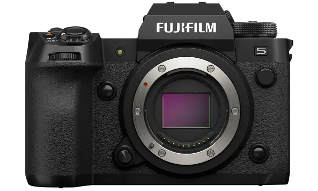 Czarny aparat Fujifilm xh2s z metalowym bagnetem obiektywu i widocznym sensorem.