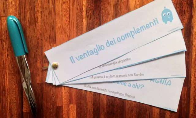 Un ventaglio di fogli con frasi per esercitarsi con i complementi. Un'idea creativa per imparare divertendosi.