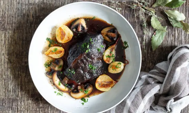 En mustig oxkind i mörk sås med champinjoner och karamelliserad lök. Ett perfekt oxkind recept för en mysig middag.