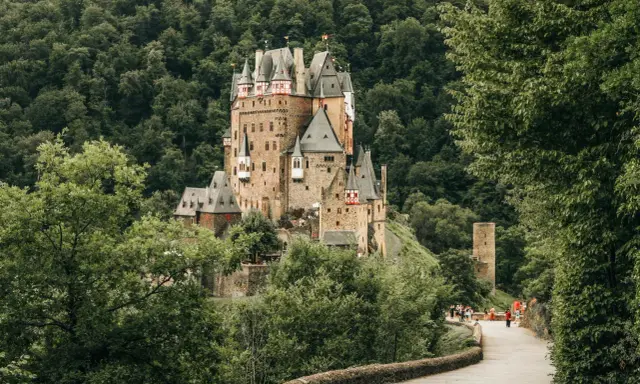 Zamek Eltz, jak z bajki, wznosi się na wzgórzu wśród zieleni. To miejsce idealne na wędrówkę szlakiem Orlich Gniazd.