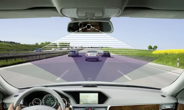 Vista desde el interior de un coche en autopista, mostrando cómo los **sistemas ADAS** detectan otros vehículos y el entorno.