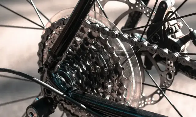 Widok tylnej przerzutki Shimano i kasety. Dowiedz się, jak naciągnąć łańcuch w rowerze z przerzutkami Shimano.
