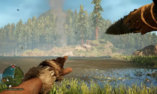 Gracz w grze survivalowej, podobnej do Far Cry, celuje z prymitywnej broni w kierunku jeziora i lasu.