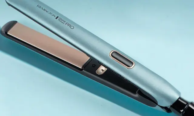 Niebieska prostownica Remington Shine Therapy PRO z złotymi płytkami na jasnoniebieskim tle.