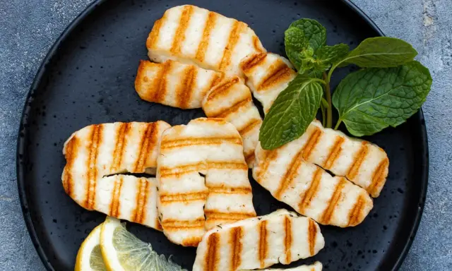 Halloumi: Cypryjski ser, który nie topnieje. Smaż, grilluj, smakuj!