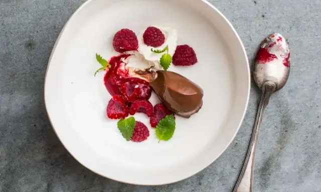 Chokladpudding med hallon och mynta. Ett perfekt recept för dig som älskar choklad.