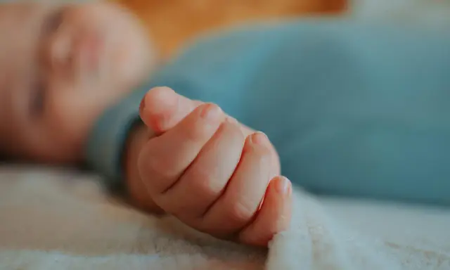 Mano de bebé dormido, parte de un ciclo sueño bebé.