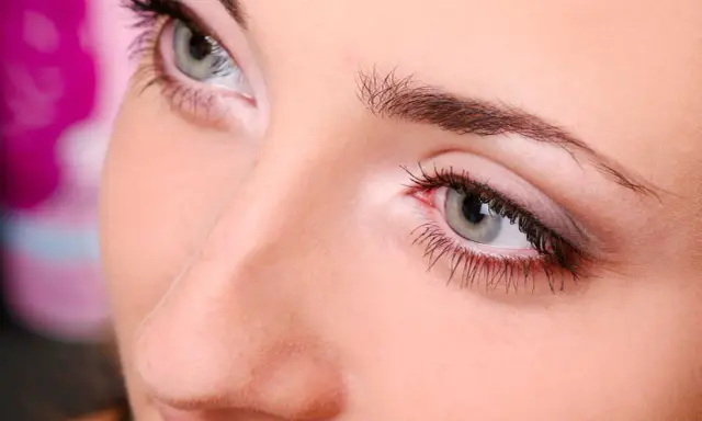 Regard intense, cils longs et volumineux, pose volume russe pour un regard captivant.