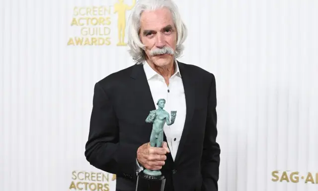 Sam Elliott, känd från filmer och tv-program, håller en SAG Award.