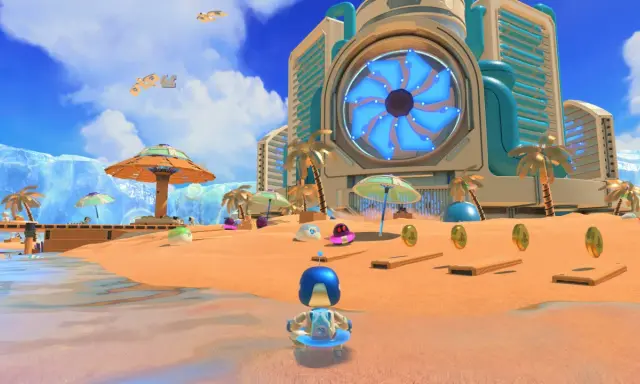 Astro playroom na plaży. Robot w kółku do pływania, monety i urocze stworki na piasku. W tle futurystyczny budynek z wielkim niebieskim wentylatorem.