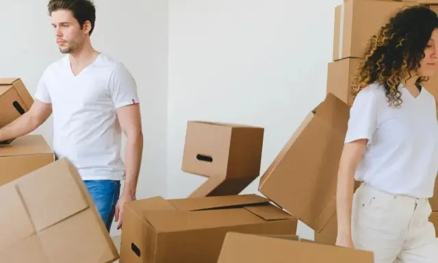 Un couple déménage, entouré de cartons. Le bail est au nom d'un seul, mais ils vivent ensemble.