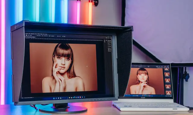 Dwa monitory pokazują portret kobiety. Większy monitor EIZO wyświetla obraz w rozdzielczości 2k, a obok laptop ConceptD.