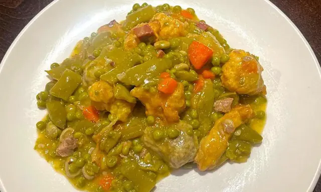 Guiso de judías verdes, guisantes y trozos de carne, un plato que evoca la comida típica de Palencia.