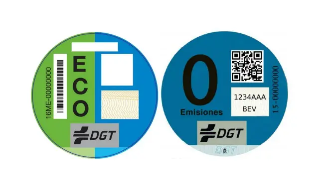 Dos pegatinas de la DGT para vehículos eco: una con "ECO" y otra con "0 Emisiones".