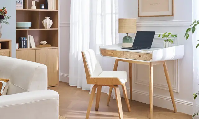 Un coin teletravail lumineux avec bureau blanc et bois, ordinateur portable, lampe et plante. Une étagère en bois et un canapé clair complètent l'espace.