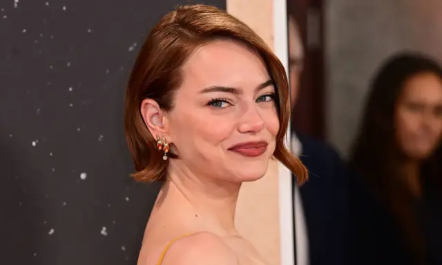 Emma Stone luce unos elegantes peinados pelo corto, con un corte bob asimétrico y un tono cobrizo vibrante.