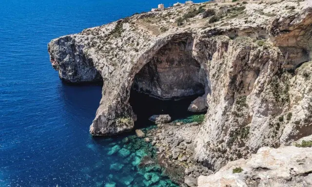 Malta: skaliste wybrzeże z jaskinią i turkusową wodą. Idealne miejsce, by zobaczyć, co zwiedzać na Malcie.