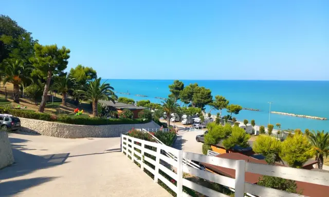 Villaggio Riva Verde, Marche: un paradiso con mare azzurro e verde rigoglioso. Le recensioni confermano la bellezza del luogo.