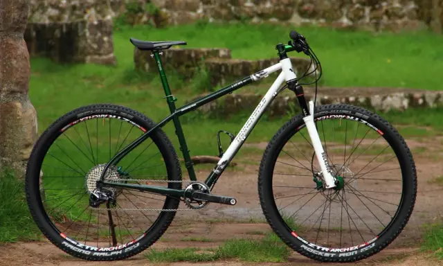 Ein robustes Mountainbike von Tannenwald, bereit für Trails. Perfekt für Abenteuer im Wald.