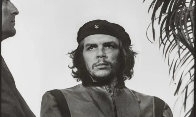 Ritratto iconico di Che Guevara, la foto più famosa del mondo, con un berretto e uno sguardo intenso.