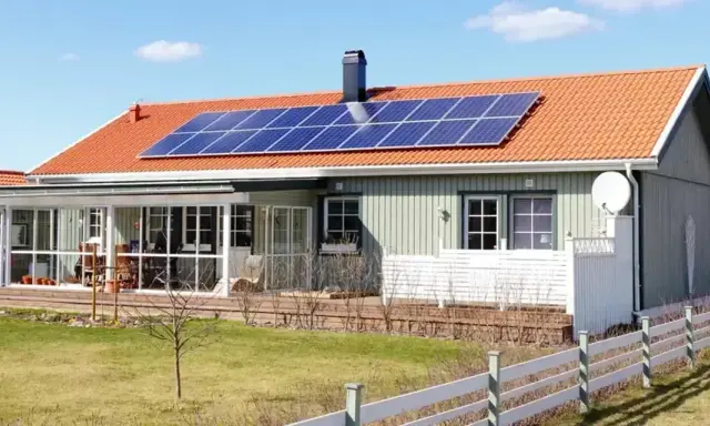 Hus med solpaneler på taket. Undrar du över batteri till solceller pris?