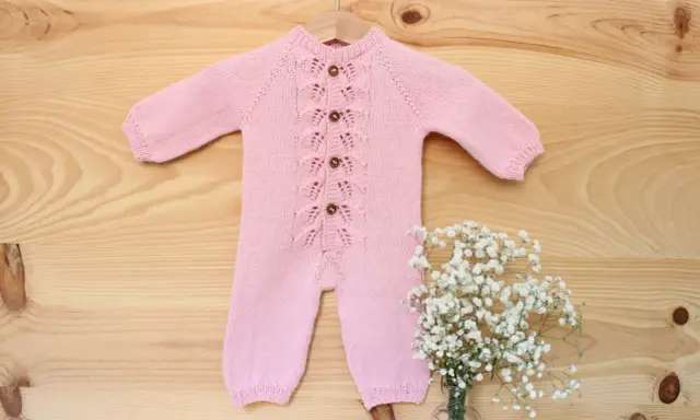 Precioso pelele punto bebé rosa con botones de madera y delicado encaje. Perfecto para un recién nacido.
