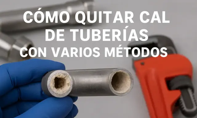 Mano enguantada muestra tubería con acumulación de cal. Llave inglesa naranja al fondo. Aprende cómo quitar cal de tuberías.
