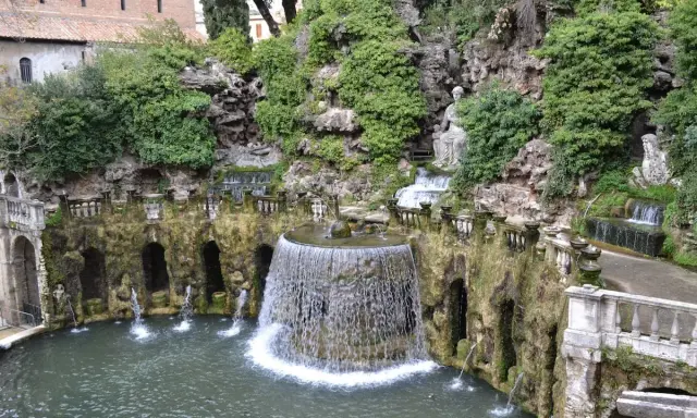 Una gita fuori porta a Roma in inverno: la Fontana dell'Ovato a Villa d'Este, Tivoli, con le sue cascate e statue.
