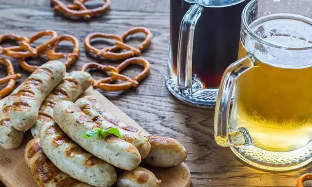 Grillowane kiełbaski, precle i dwa kufle piwa – idealne połączenie, by poczuć smak kuchni niemieckiej.