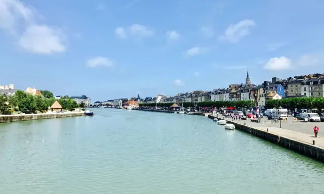 Il porto di Le Havre, con le sue case colorate e il canale tranquillo, è un luogo incantevole.