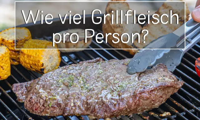 Ein saftiges Steak wird auf dem Grill zubereitet, daneben Maiskolben. Die Frage "Wie viel Grillfleisch pro Person?" schwebt darüber.