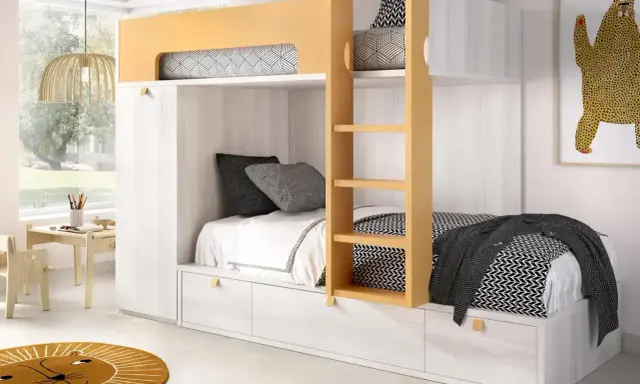 Habitaciones pequeñas con literas, optimizando el espacio con camas superpuestas y cajones integrados. Ideal para compartir.