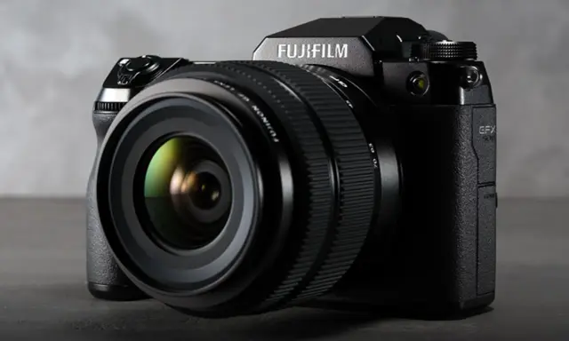 Profesjonalny aparat Fujifilm GFX 50s II z obiektywem.