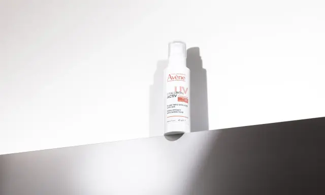 Flacon de fluide anti-âge Avène Hyaluron Activ B3, SPF 50. Idéal pour tous âges souhaitant une protection et une efficacité triple.