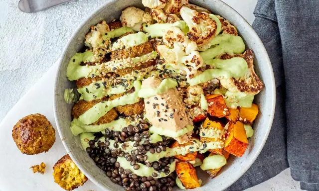 Bunter Bowl mit geröstetem Blumenkohl, Kürbis, Linsen und Hummus. Perfekt für Bowl zum Mitnehmen Rezepte.