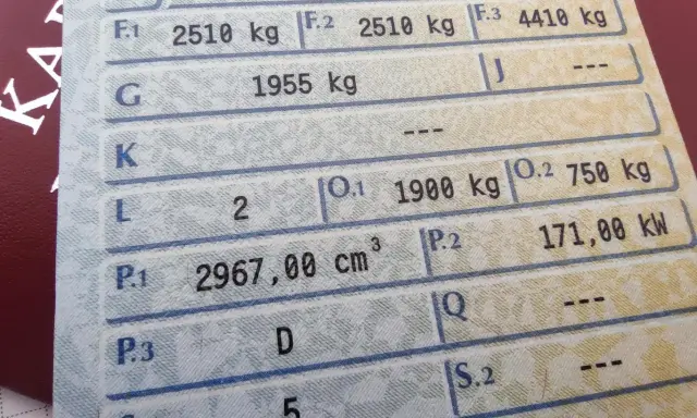 Fragment dowód rejestracyjny z oznaczeniami: F.1 2510 kg, G 1955 kg, L 2, P.1 2967 cm³, P.2 171 kW.