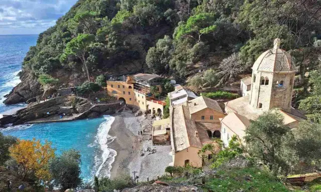 Baia di San Fruttuoso, un gioiello nascosto tra Camogli e Portofino, con il suo monastero millenario e il mare cristallino.