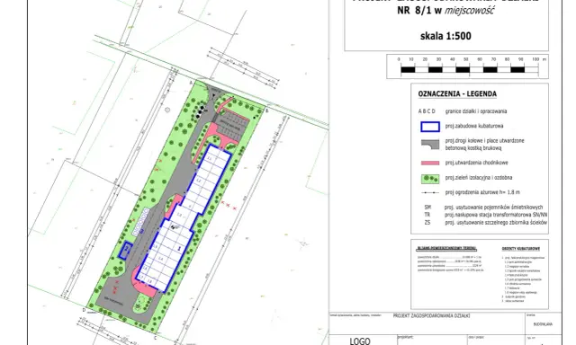 Projekt zagospodarowania terenu z zaznaczonymi budynkami, parkingiem, drogami i zielenią. Skala 1:500.