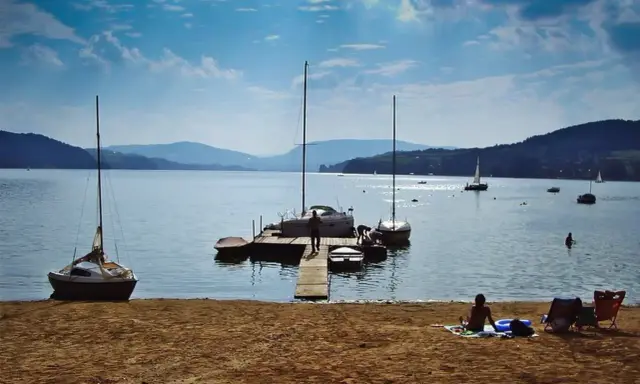 Gródek nad Dunajcem atrakcje: żaglówki przy pomoście, plaża i góry w tle. Idealne miejsce na letni wypoczynek.