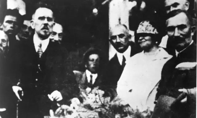 Władysław Reymont, autor "Chłopów", na zdjęciu z innymi ludźmi.