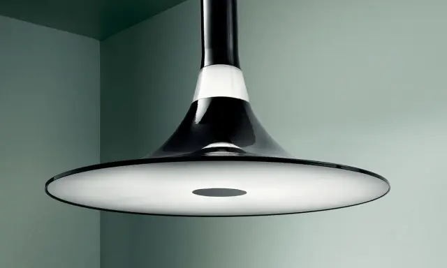 Lampadario moderno con design a cono rovesciato, un elemento di design per creare atmosfere uniche con le sue itre illuminazione.
