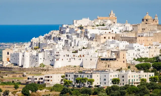 La Città Bianca di Ostuni, con le sue case bianche a picco sul mare, è un incanto da scoprire. Ecco cosa vedere!