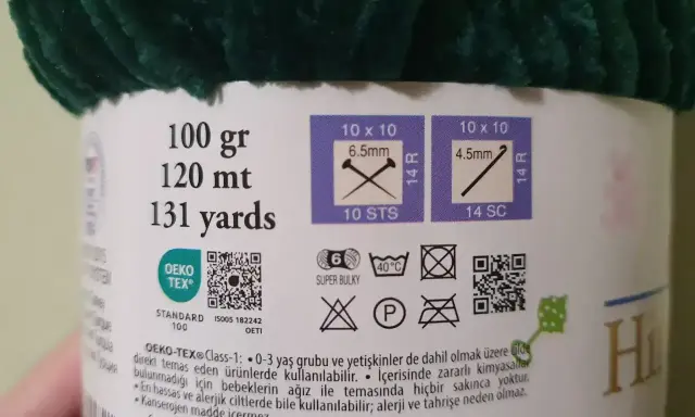100g włóczki, 120m, 131 yards. Idealna ilość na szalik.